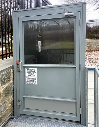 M-1504 Material Lift