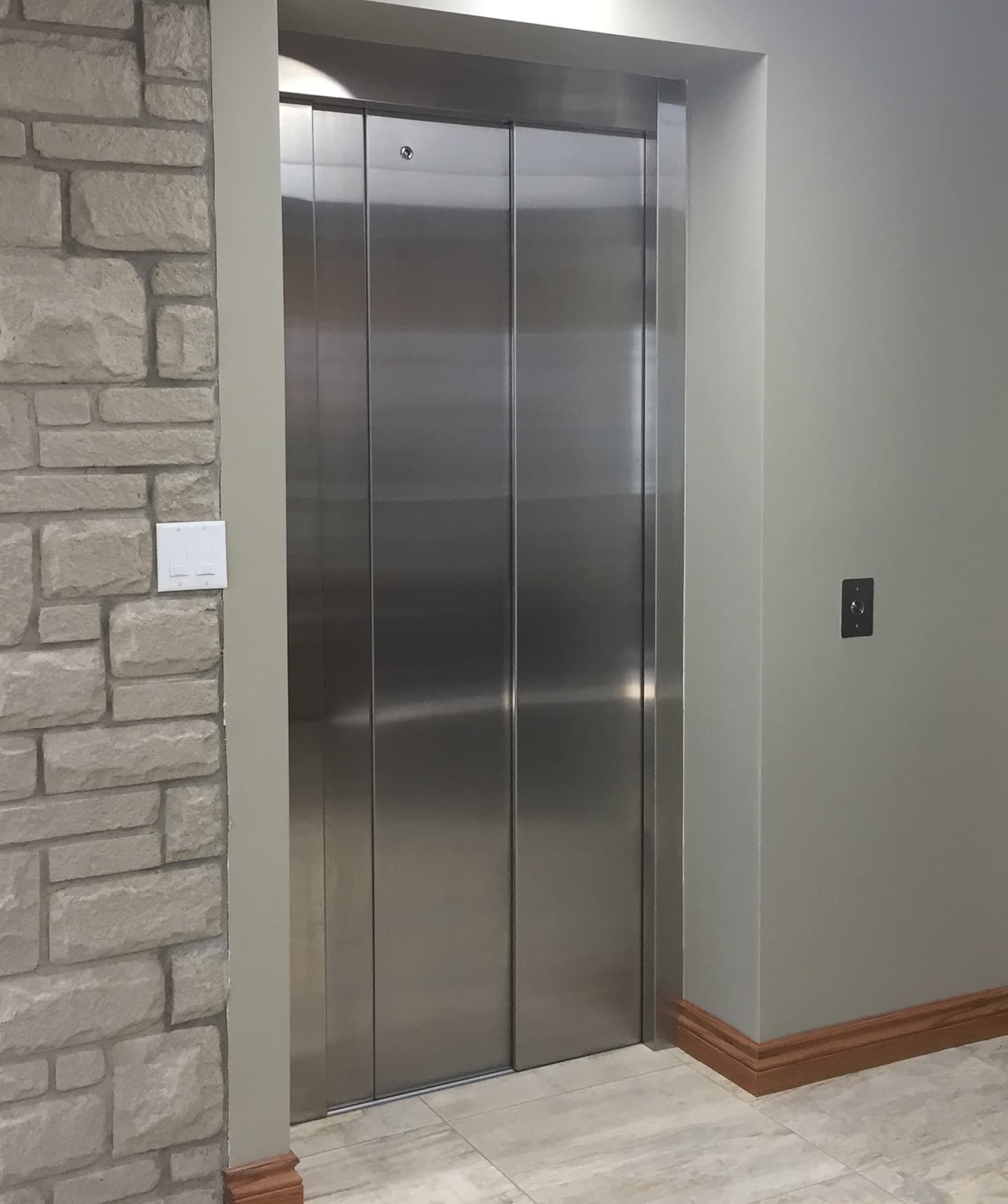 Infinity hydraulic home elevator