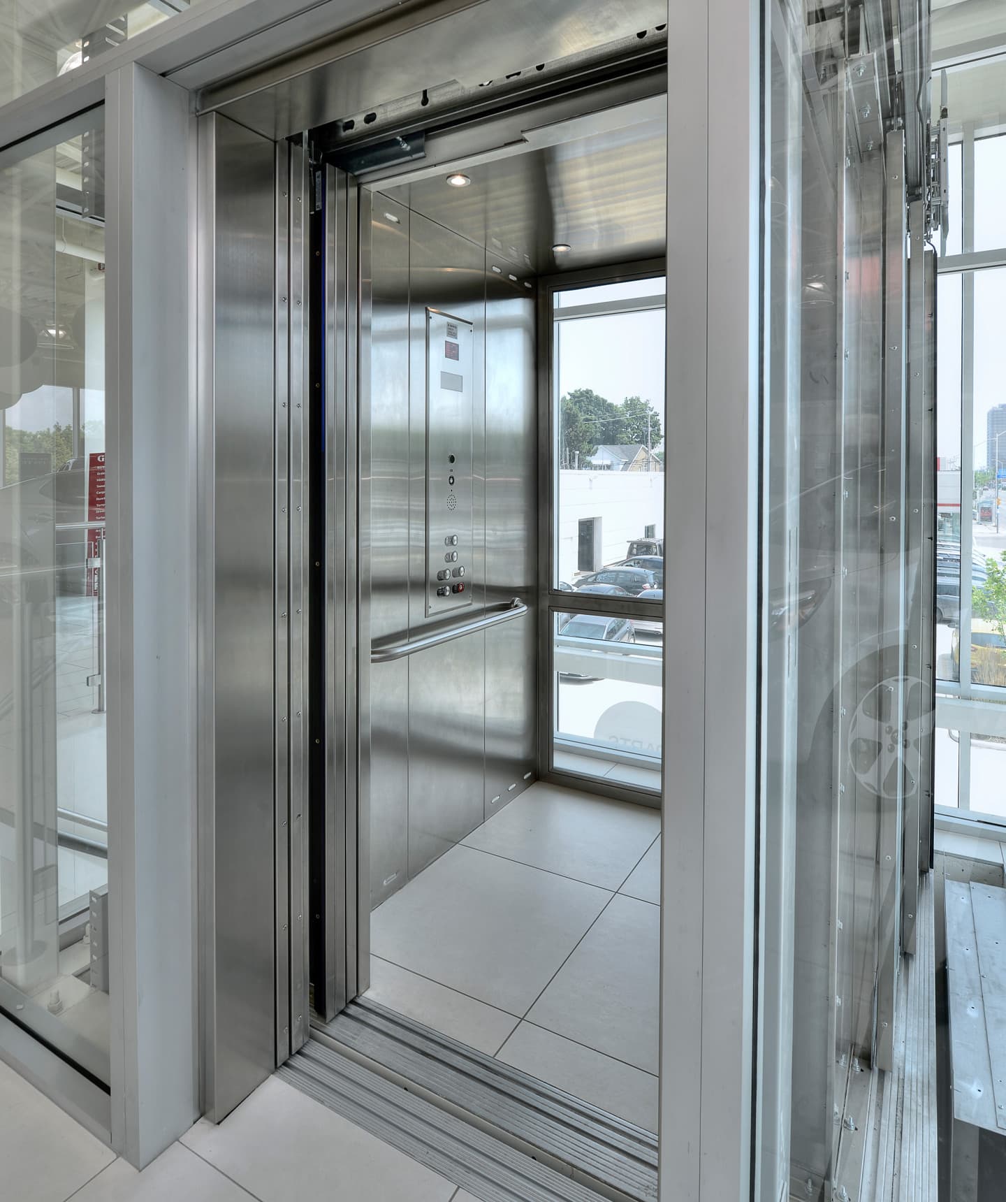 Orion MRL LU/LA elevator for lowrise commercial buildings