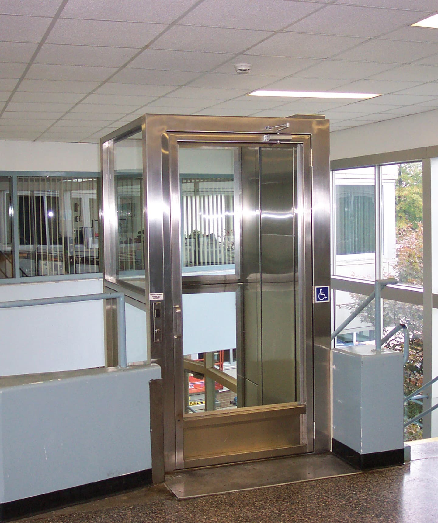 Savaria V-1504 Lux Vertical Platform Lift 3